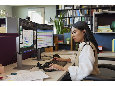 HP Poly Poly Voyager Free 60+ UC-bordoplader med touchskærm til BT700 USB-A-adapter, sort