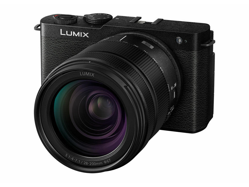 Panasonic Lumix S9 + 28-200mm F4-7 Compact camera 24.2 MP CMOS 12000 x 8000 pixels Black