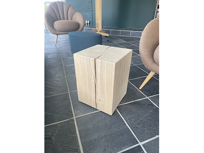 ROOMZ Massiv egetræs blok podie, 50 cm høj